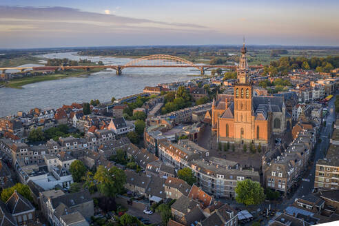 Niederlande, Gelderland, Nijmegen, Luftaufnahme der St.-Stephens-Kirche und umliegender Gebäude in der Abenddämmerung - HAMF00775
