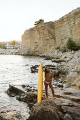 Junge Surferin im Bikini in der kleinen Bucht von Moraira - CAVF90132