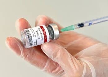 Coronavirus-COVID-19-Impfstofffläschchen, Behälter, Flasche in der Hand mit - CAVF90146