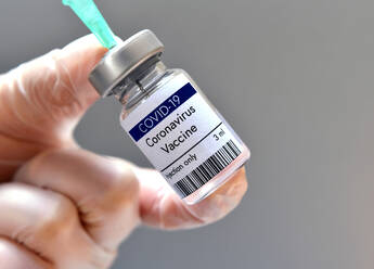 Coronavirus-Impfstoff in Ampulle. Forschung im Labor gegen COVID-19. - CAVF90151
