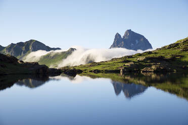 Ossau Peak spiegelt sich im Anayet-See im Tena-Tal, Provinz Huesca in Aragon, Pyrenäen in Spanien. - CAVF90164