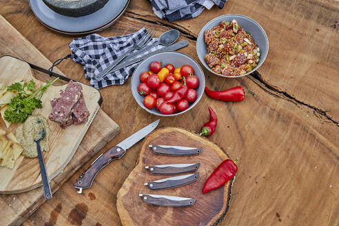 Camping-Picknick mit Charcuterie-Tafel und Poke - CAVF90182