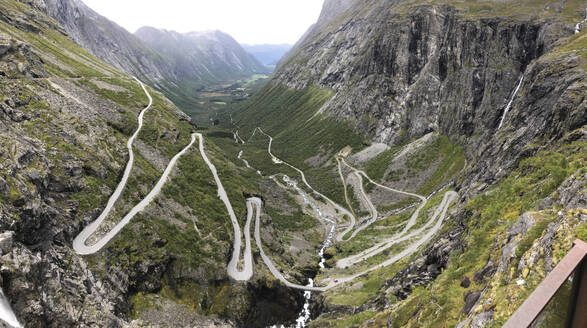 Eine windige Straße in einem Tal in Trollstigen, Norwegen - CAVF90196