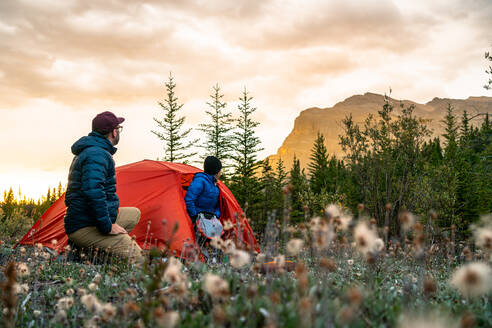 Ein Paar genießt den Sonnenaufgang vom Campingplatz am David Thompson Highway - CAVF90210