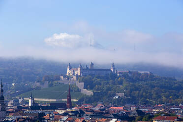 Deutschland, Bayern, Würzburg, Luftaufnahme von Herbstnebel über der Festung Marienberg - NDF01164