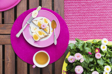 Becher mit Kräutertee und Brotscheiben mit Bananen und Honig - GWF06777