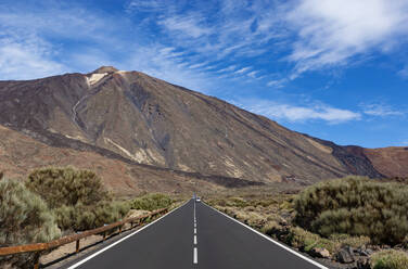 Spanien, Santa Cruz de Tenerife, Landstraße im Teide-Nationalpark mit dem Berg Teide im Hintergrund - WWF05492