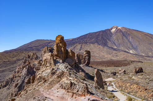 Spanien, Santa Cruz de Tenerife, Roques de Garcia-Formation im Teide-Nationalpark mit dem Berg Teide im Hintergrund - WWF05496