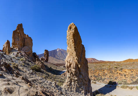 Spanien, Santa Cruz de Tenerife, Roques de Garcia-Formation im Teide-Nationalpark mit dem Berg Teide im Hintergrund - WWF05498