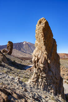 Spanien, Santa Cruz de Tenerife, Roques de Garcia-Formation im Teide-Nationalpark mit dem Berg Teide im Hintergrund - WWF05499