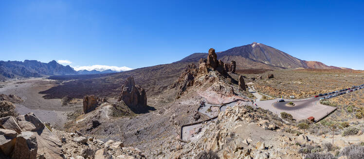 Spanien, Santa Cruz de Tenerife, Panorama der Formation Roques de Garcia im Teide-Nationalpark mit dem Berg Teide im Hintergrund - WWF05501