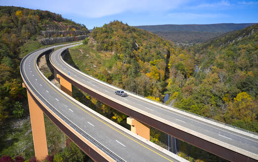 USA, West Virginia, Luftaufnahme der Brücke der U.S. Route 48 über den Lost River in den Appalachian Mountains - BCDF00464