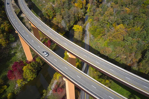 USA, West Virginia, Luftaufnahme der Brücke der U.S. Route 48 über den Lost River in den Appalachian Mountains, lizenzfreies Stockfoto