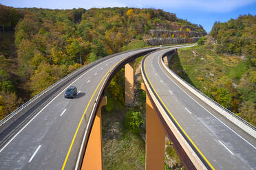 USA, West Virginia, Luftaufnahme der Brücke der U.S. Route 48 über den Lost River in den Appalachian Mountains - BCDF00468