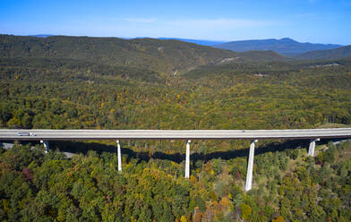 USA, West Virginia, Luftaufnahme der Clifford Hollow Bridge und des umliegenden Waldes im Herbst - BCDF00472