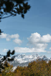 Wolken über den Gipfeln der Picos de Europa im Herbst - JMPF00494