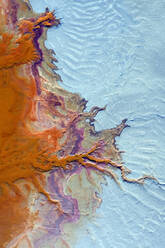 Luftaufnahme der braunen und weißen sauren Landschaft im Gebiet der Rio Tinto Minen - DSGF02292