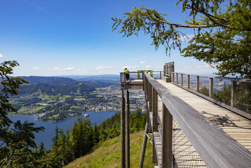 Österreich, Oberösterreich, Gmunden, Aussichtsplattform auf dem Gipfel des Grunbergs mit der Stadt am See im Hintergrund - WWF05504