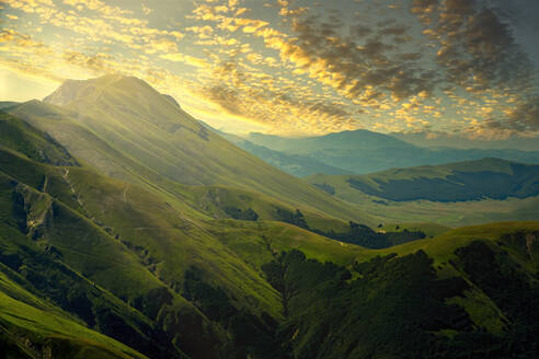 Blick auf die Sibillini-Berge in der Abenddämmerung - LOMF01228