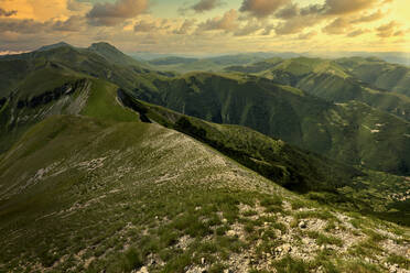 Scenic view of Sibillini Mountains at summer dusk - LOMF01229