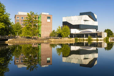 Deutschland, Baden-Württemberg, Heilbronn, Experimenta-Wissenschaftszentrum mit Spiegelung im Neckar - WDF06348