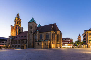 Deutschland, Baden-Württemberg, Heilbronn, Leerer Platz vor der St. Kilianskirche in der Abenddämmerung - WDF06354