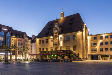 Deutschland, Baden-Württemberg, Heilbronn, Leerer Platz vor dem historischen Rathaus in der Abenddämmerung - WDF06356