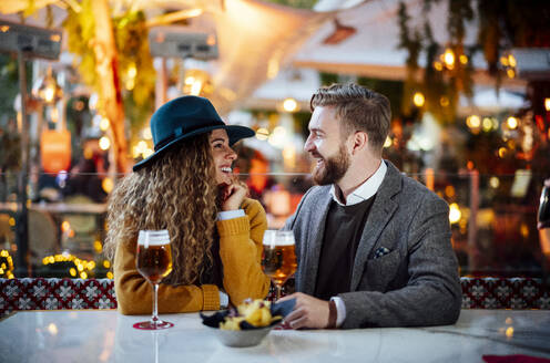 Pärchen im Gespräch im Biergarten in der Stadt - OCMF01816