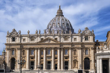 Fassade des Petersdoms in der Stadt, Vatikanstadt, Rom, Italien - ABOF00570