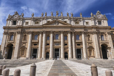 Fassade des Petersdoms an einem sonnigen Tag, Vatikanstadt, Rom, Italien - ABOF00571