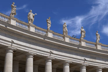 Heiligenstatuen auf dem Petersdom vor blauem Himmel an einem sonnigen Tag, Vatikanstadt, Rom, Italien - ABOF00572