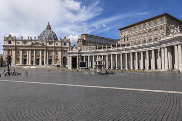 Petersplatz in der Stadt an einem sonnigen Tag, Vatikanstadt, Rom, Italien - ABOF00573