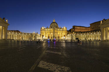 Touristen auf dem beleuchteten Petersplatz mit dem Petersdom bei klarem blauem Himmel in der Nacht, Vatikanstadt, Rom, Italien - ABOF00578