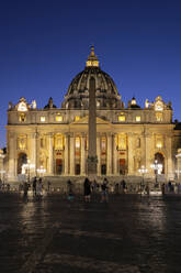 Touristen auf dem Petersplatz mit dem beleuchteten Petersdom bei klarem blauem Himmel in der Nacht, Vatikanstadt, Rom, Italien - ABOF00579
