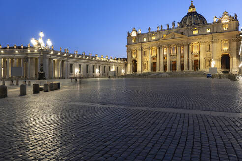 Beleuchteter Petersdom und Petersplatz in der Abenddämmerung, Vatikanstadt, Rom, Italien - ABOF00581