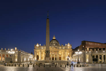 Beleuchteter Petersplatz mit Obelisk und Petersdom bei klarem blauen Himmel in der Nacht, Vatikanstadt, Rom, Italien - ABOF00582