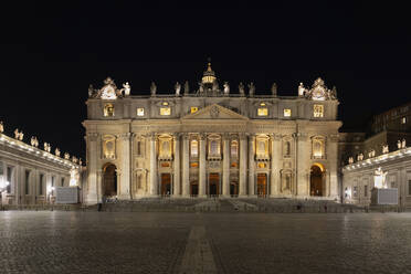 Beleuchteter Petersdom und Petersplatz bei Nacht, Vatikanstadt, Rom, Italien - ABOF00583