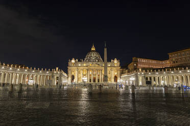 Beleuchteter Petersplatz mit Obelisk und Petersdom bei klarem Himmel in der Nacht, Vatikanstadt, Rom, Italien - ABOF00584