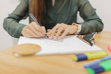 Psychologe macht Diagramm, während er am Tisch im Büro sitzt - MRRF00602