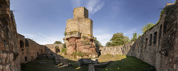 Deutschland, Rheinland-Pfalz, Panorama der leeren Ruine der Burg Grafenstein - STSF02629