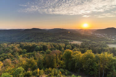 Sonnenuntergang über der bewaldeten Landschaft des Pfälzerwaldes - STSF02635