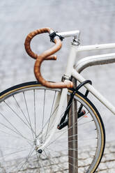 Rennrad am Fahrradständer befestigt - OCMF01819