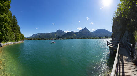 Österreich, Salzburg, Strobl am Wolfgangsee, Der Wolfgangsee im Sommer mit Bergen im Hintergrund - WWF05516