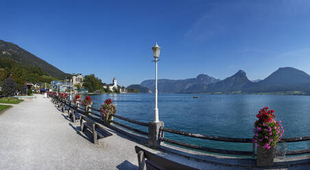 Österreich, Oberösterreich, St. Wolfgang im Salzkammergut, Leere Bänke an der Seepromenade im Sommer - WWF05517