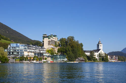 Austria, Upper Austria, Saint Wolfgang im Salzkammergut, Town on shore of Lake Wolfgangsee in summer - WWF05520