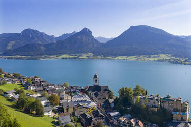 Österreich, Oberösterreich, St. Wolfgang im Salzkammergut, Drohnenansicht der Stadt am Ufer des Wolfgangsees im Sommer - WWF05521