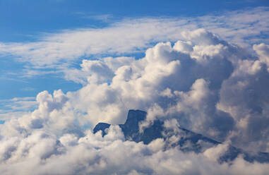 Luftaufnahme des in weiße Wolken gehüllten Schafbergs - WWF05522