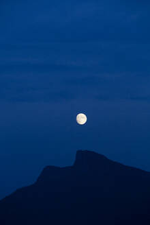 Vollmond leuchtet über der Silhouette des nächtlichen Schafbergs - WWF05524