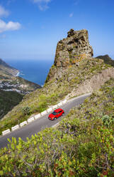 Rotes Auto auf der Landstraße im Macizo de Anaga-Gebirge - WWF05528