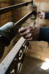 Hände eines Arbeiters beim Wiegen von Trauben auf einer altmodischen Waage in einer Weinkellerei - EGAF00960